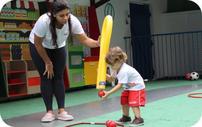 creche bambalalao criança brincando com a professora no parquinho