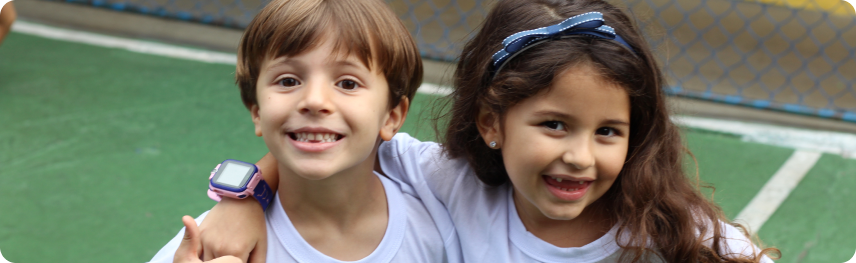 Duas crianças sorridentes na Creche bambalalão