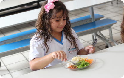 Uma criança almoçando em uma das Creches da Bambalalão