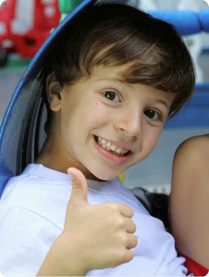 Uma criança sorrindo na Creche bambalalão