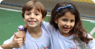 Duas crianças felizes na Creche bambalalão