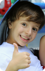 Uma criança sorridente na Creche bambalalão